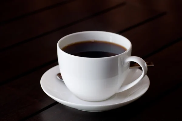 Schwarzer Kaffee auf dem Tisch — Stockfoto