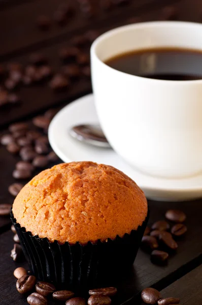 Koffie met een muffin op tafel close-up — Stockfoto