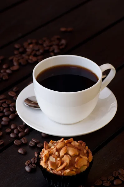 Koffie met muffin op tafel — Stockfoto