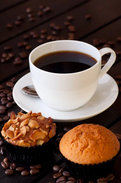 Koffie met twee muffin op tafel close-up — Stockfoto
