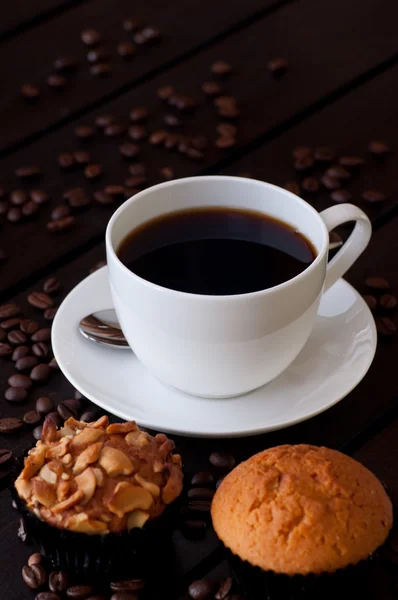 Koffie met twee muffin op tafel — Stockfoto