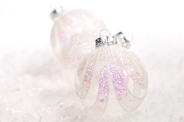 Dos bolas de Navidad de cristal blanco —  Fotos de Stock