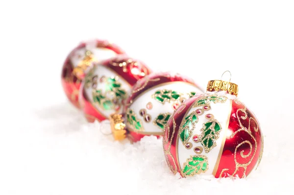 Kleurrijke hand beschilderde glas kerstballen in een lijn Stockfoto