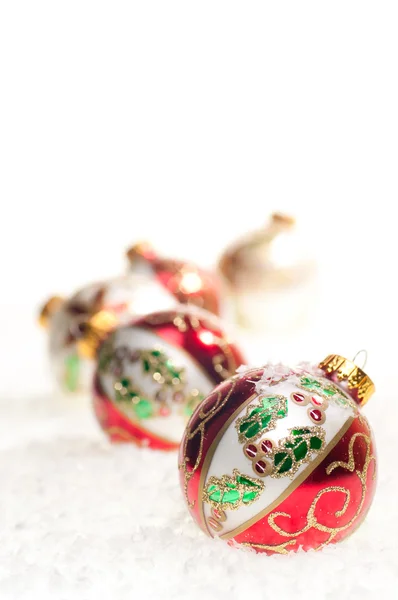 Cinco coloridas bugigangas de Natal fechar — Fotografia de Stock