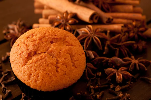 Muffin close up com fundo de especiarias — Fotografia de Stock