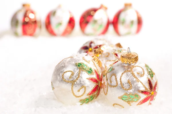 Witte glazen kerstballen en een lijn van kleurrijke kerstballen in de backgr Rechtenvrije Stockfoto's