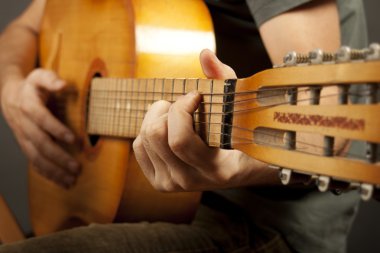 handen spelen gitaar