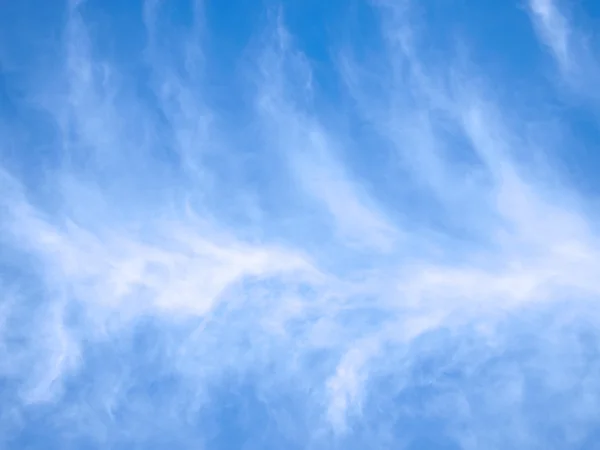 Hemelachtergrond met plumose wolken. — Stockfoto