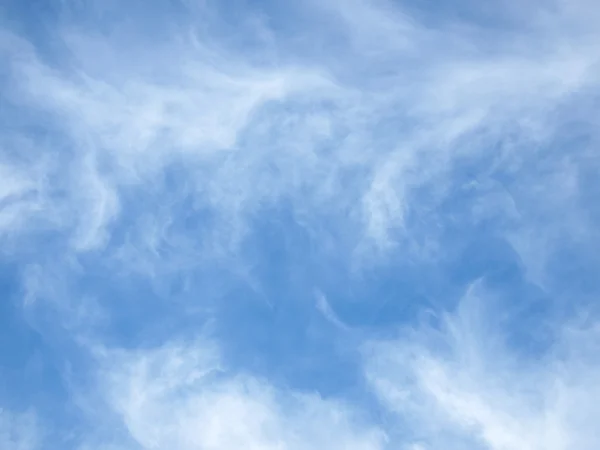 Lucht achtergrond met witte wolken. — Stockfoto
