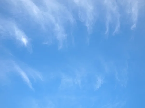 Sky blauwe achtergrond met wolken. — Stockfoto