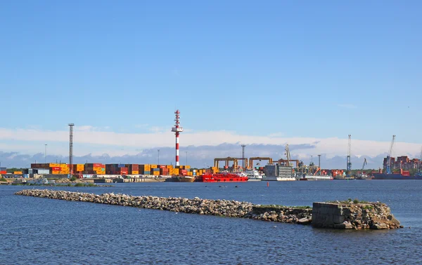 Zeehaven en pier in de Golf van finland. — Stockfoto