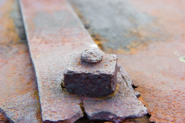 Ferro arrugginito antico noce quadrato . — Foto Stock