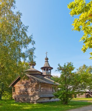 Rus köyünde eski ahşap kilise.