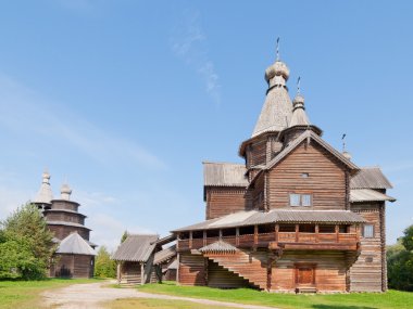 Rus köyünde eski ahşap kilise.