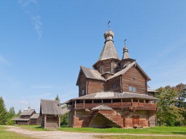 Rus köyünde eski ahşap kilise.