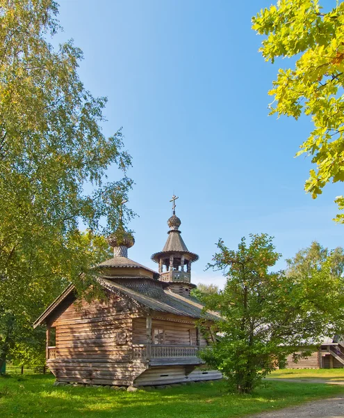 Antyczny drewniany kościół w rosyjskiej miejscowości. — Zdjęcie stockowe