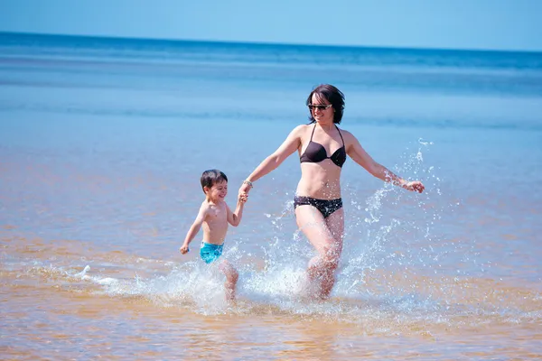 Mutlu anne ve küçük oğlu sahilde — Stok fotoğraf