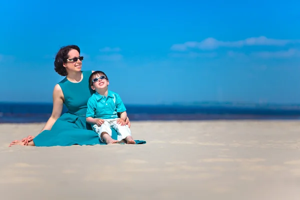 Mãe e seu filhinho bonito na praia tropical — Fotografia de Stock