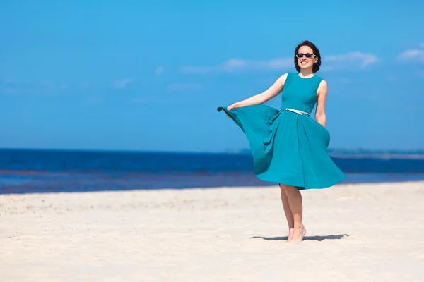 Jovem bela mulher desfrutando de férias na praia — Fotografia de Stock