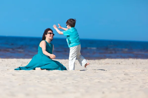 Mère et fils s'amusent vacances à la plage — Photo
