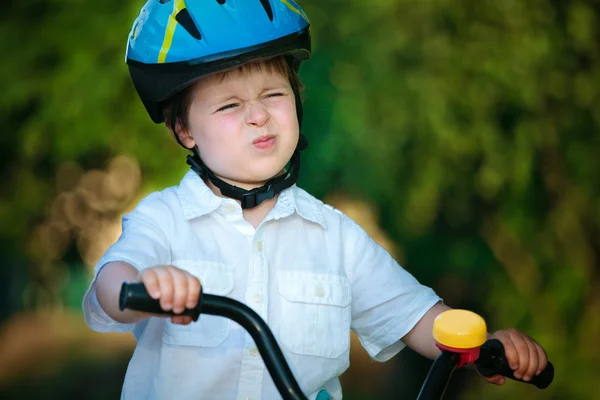 Маленький белый мальчик на велосипеде — стоковое фото