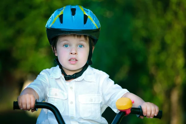 Маленький мальчик катается на велосипеде в летний день — стоковое фото
