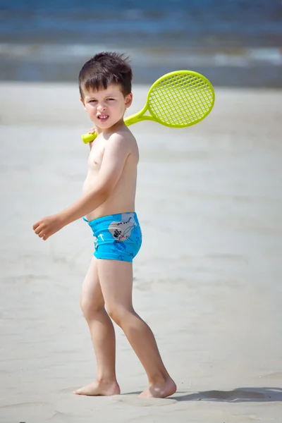 Lindo niño de 4 años en la playa tropical —  Fotos de Stock