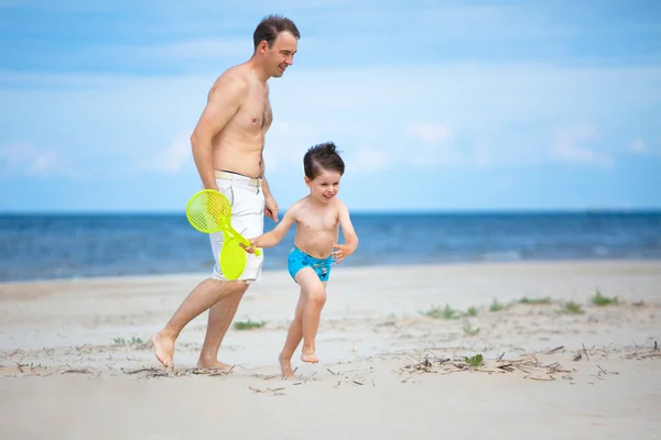 Szczęśliwy ojciec i syn na plaży. — Zdjęcie stockowe