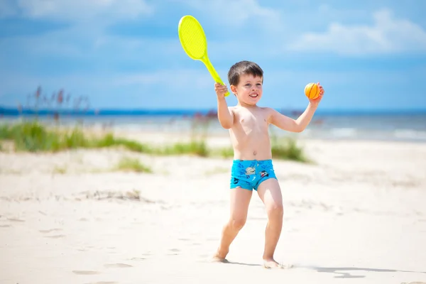 Menino feliz brincando na praia tropical — Fotografia de Stock
