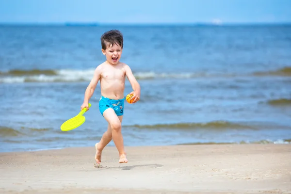Lindo niño de 4 años corriendo en la playa tropical —  Fotos de Stock