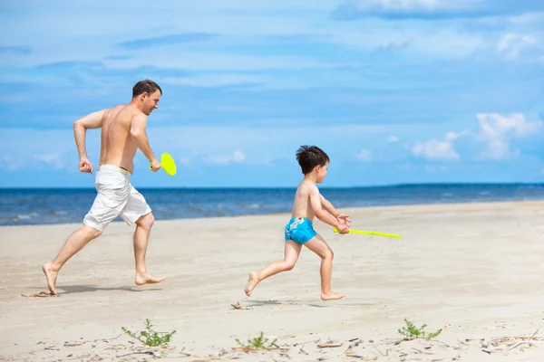 Père et fils jouant sur la plage — Photo
