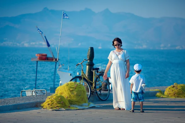 Mujer y su hijo hablando en embarcadero junto al mar — Foto de Stock