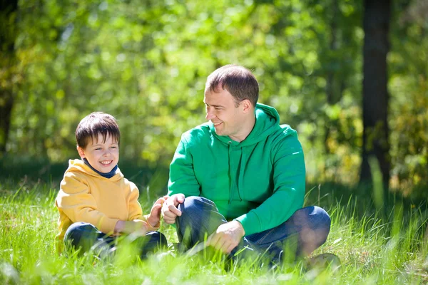 Счастливый отец со своим маленьким сыном на открытом воздухе — стоковое фото