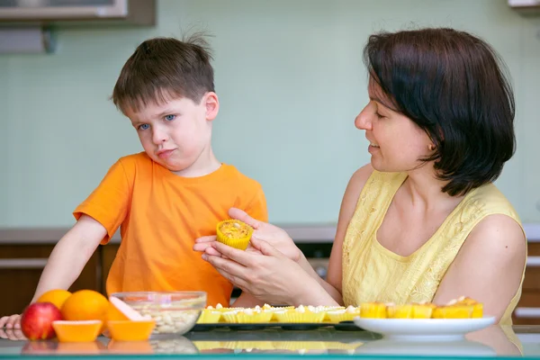 Netter kleiner Junge weigert sich Muffin zu schmecken — Stockfoto