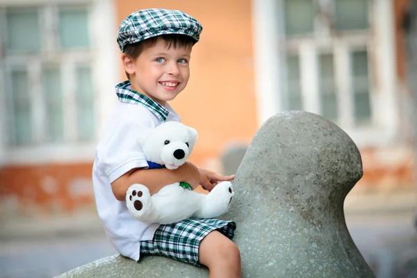 Glad liten pojke utomhus i staden — Stockfoto