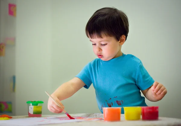 Bonito criança menino pintura com escova — Fotografia de Stock