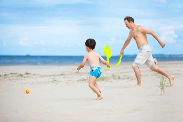 Otec a syn si hrají na pláži — Stock fotografie