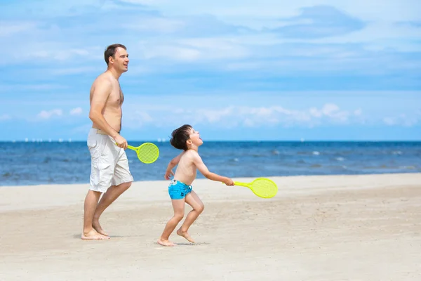 Padre e hijo jugando en la playa — Foto de Stock