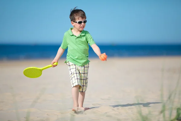 热带海滩上玩的可爱小男孩 — 图库照片