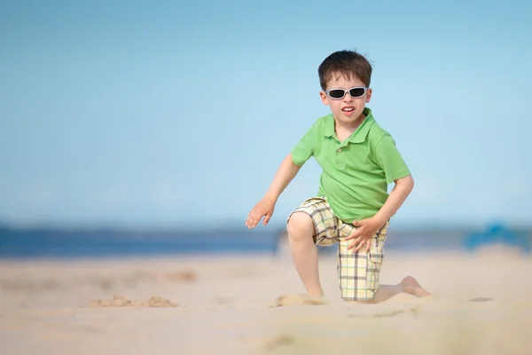 Ładny mały chłopiec bawi się na tropikalnej plaży — Zdjęcie stockowe