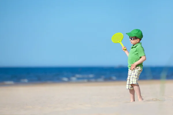 Cute four years old boy playing on tropical beach — Stock Photo, Image