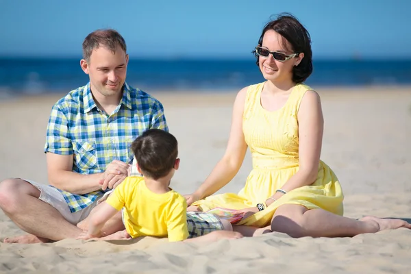 Famiglia di tre persone che si divertono sulla spiaggia — Foto Stock