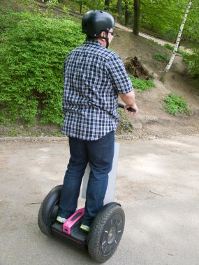 Erkekler üzerinde segway eğleniyor