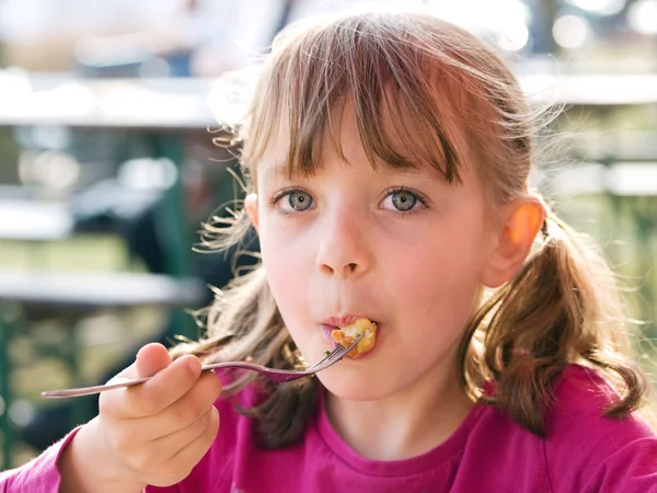 Τρώει το μικρό κορίτσι — Φωτογραφία Αρχείου