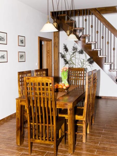 Modern matsal med bord och stolar — Stockfoto
