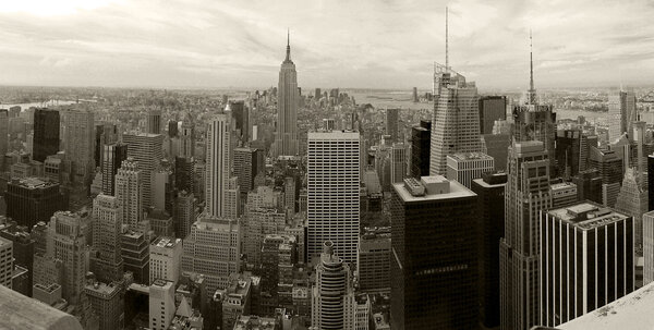 Black and white panorama photo of Manhattan, Empire State building in the middle