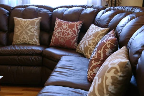 Travesseiros em um sofá de couro — Fotografia de Stock