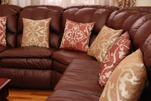 Travesseiros em um sofá de couro — Fotografia de Stock