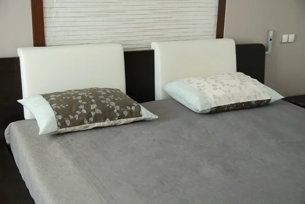 Две подушки на кровати — стоковое фото