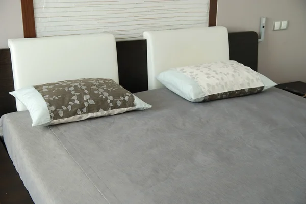 Две подушки на кровати — стоковое фото